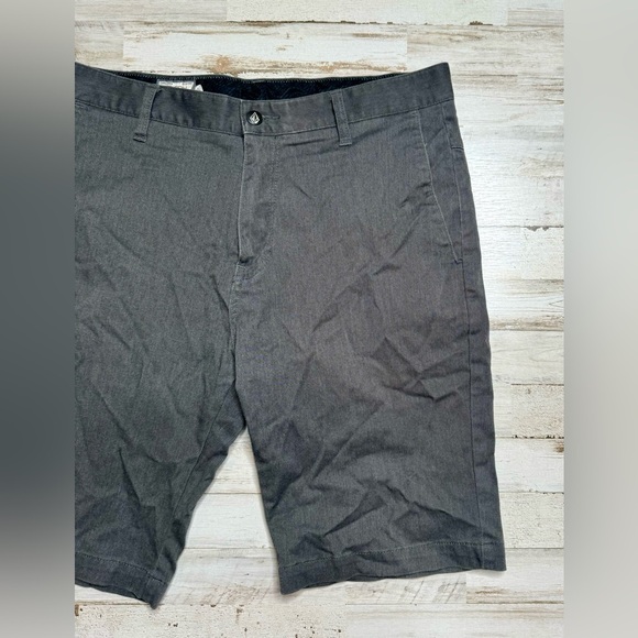Volcom Shorts Men's Size 32 Gray Flat Front Cotton Blend - Picture 2 of 9